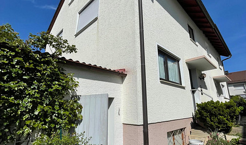 Detached house in a row of houses, located on the corner, for sale via a bidding process.