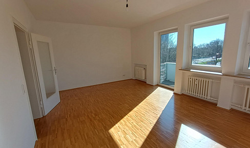 74 square meters with genuine hardwood parquet flooring, and a bonus: a view of the cathedral from the balcony.