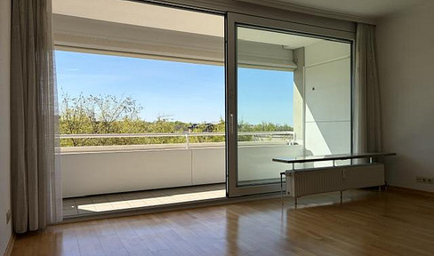 Spacious 2.5-room apartment with a south-facing balcony and expansive views.
