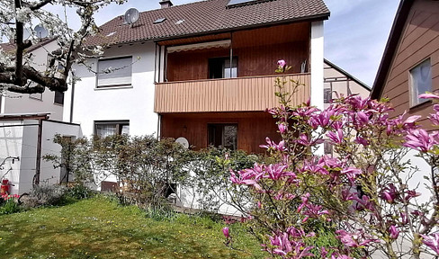 Quiet, energy-efficient, and well-maintained: This 2.5-story house, built in 1957, features a beautiful garden and two garages that are immediately available.
