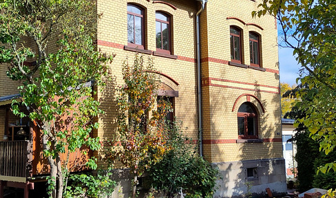 A unique ensemble consisting of a historic villa and an adjacent building.