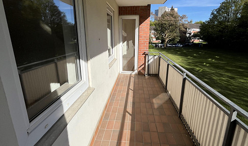 Bright, spacious 4-room apartment with a balcony and fitted kitchen, available for rent immediately.