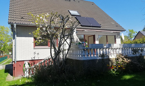 RESERVED: Detached house, solid construction, self-contained apartment, quiet residential location, basement, garden.