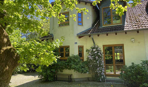 Leichlingen: Detached two-family house with a separate apartment and a stunning view of the surrounding greenery.