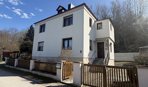 Charming house, suitable for one or two families, in a quiet location.