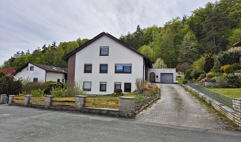 Spacious family home, centrally located in Neukirchen, with a large garden directly bordering the forest.