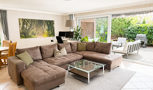 House-within-a-house character with a 30 square meter terrace, located in a quiet area in Hamburg-Bramfeld.