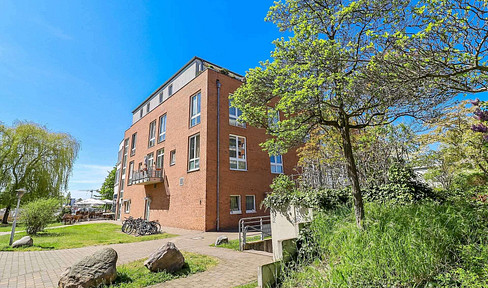 A combined living space and small practice/office, located on the banks of the Dahme river, is available from July 1st!