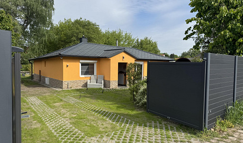 Two houses on a 813 m² plot of land, in a prime location in Berlin-Lübars.