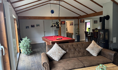 Two houses on a 813 m² plot of land, in a prime location in Berlin-Lübars.