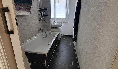 NachmieterIn gesucht. 3-Raum-Wohnung mit EBK und Balkon.