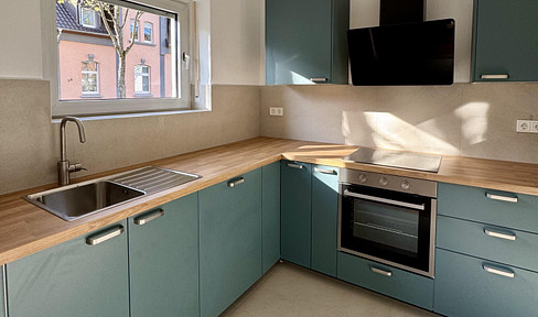 3-bedroom apartment, completely renovated, with a new bathroom, new fitted kitchen, and new access to the garden.