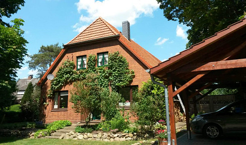 4,5-Zimmer-Wohnung mit Doppel-Carport und großen Garten