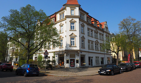 Bright and airy maisonette apartment with a tower room and rooftop loggia, located in a prime area of Striesen-Ost.
