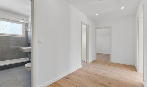Bremen-Osterholz: Renovated 2-room apartment with district heating and a south-facing balcony.