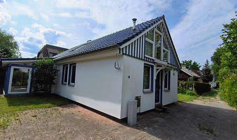 ZINGST, Baltic Sea: Vacation home near the beach. Half-share of ownership available for €210,000.