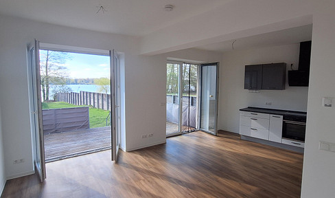 2-room apartment with lake access, terrace, fitted kitchen, garden, and in like-new condition.
