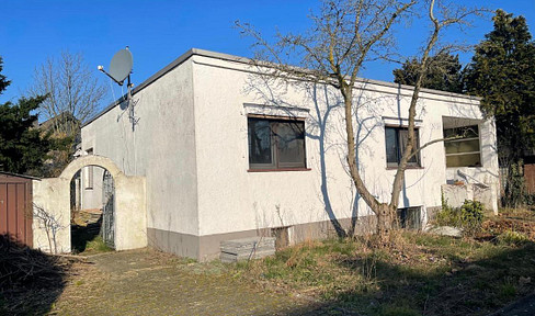 Charming bungalow on a beautiful corner lot, near the Rhine.