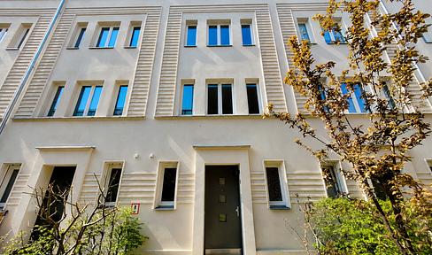 Modern townhouse in the historic heart of Potsdam, with a terrace and underground parking space.
