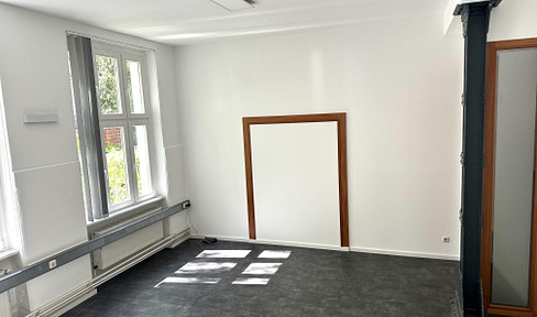 Schönes helles Büro mit Gartenblick und eigner Toilette