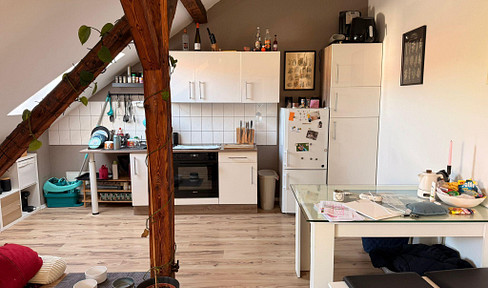 Top floor apartment – cozy and centrally located, with a peaceful garden.