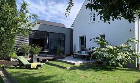 Timeless elegance in a prime location: A protected ensemble property with a modern extension.