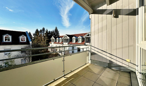 * Sunny and quiet apartment on the top floor with a south-facing balcony – just outside Munich / attractive layout / newly renovated. *