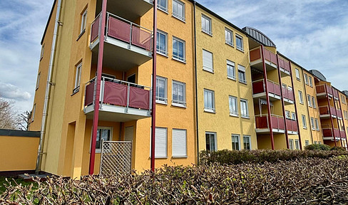 Bright and spacious 4-room penthouse apartment, located very close to Kulkwitzer Lake.