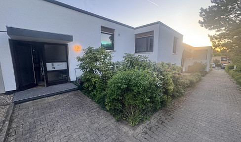 Exclusively renovated bungalow (2023) with solar panels and smart home features | High-quality living in a quiet location.