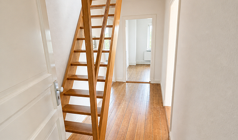 Bright attic apartment – close to the fjord and canal | 69 m² in Holtenau-Ost (near the MFG5 site).