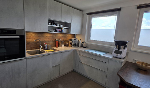 Provisionsfrei: modernisierte 2-Zimmer-Wohnung mit Fernblick, Küche & Stellplatz