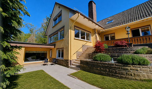 Spacious house with panoramic views at the edge of the forest – comprehensively renovated and modernized.