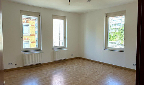 Stuttgart South - Prime Location: Bright 2-room apartment with excellent transport links.