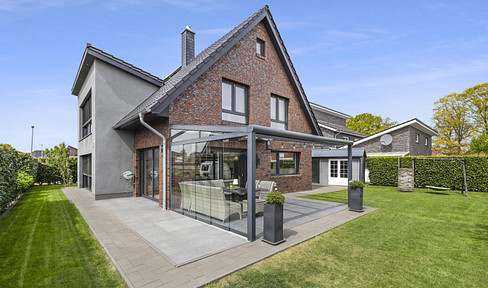 Exclusive architect-designed house in a prime location: A high-quality living experience with maximum flexibility.