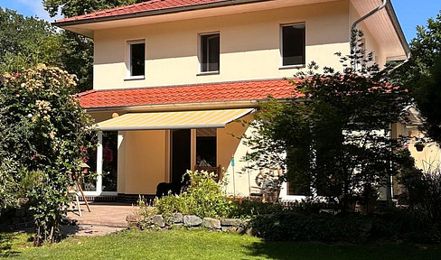 Living by the stream – a high-quality home on 1,000 square meters, situated in a sunny southwest-facing location.