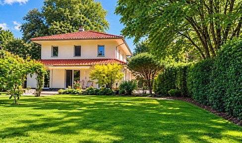 Living by the stream – a high-quality home on 1,000 square meters, situated in a sunny southwest-facing location.