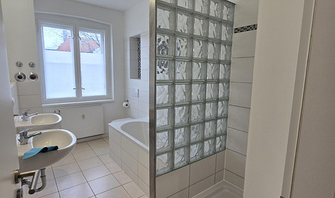 High-quality 4.5-room apartment on the 1st floor, located in the popular Teltow-Seehof neighborhood, close to the S-Bahn station Lichterfelde.