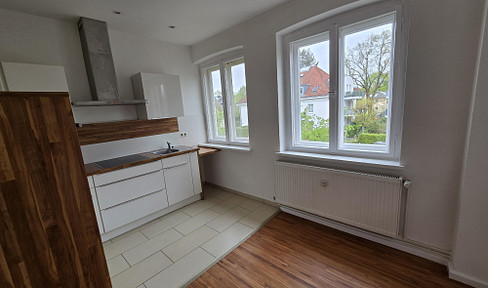 4.5-room apartment in a renovated building with fitted kitchen and a private garden area, located in Teltow-Seehof, 400 meters from Berlin-Lichterfelde.