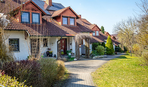 Charmantes Reihenmittelhaus mit Wintergarten, Balkon & Garten in ruhiger Lage von Großheirath