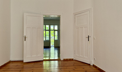 Private sale: Located near Helmholtzplatz! Absolutely quiet. Charmingly renovated building. Beautiful fitted kitchen.