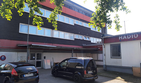 Lagerhalle neu saniert in optimaler Verkehrslage