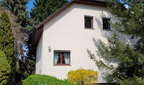Detached house, free of encumbrances – completely renovated with a new top floor (2000), 800 m² garden, fireplace, quiet location.