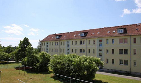 Gut geschnittene 3-Raum-Wohnung mit Einbauküche in gepflegtem Mehrfamilienhaus
