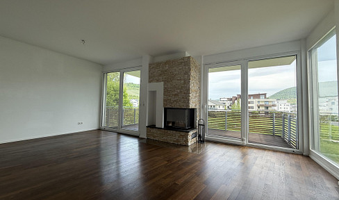 Bright, spacious apartment with stunning panoramic views of vineyards and the Alb mountain range.