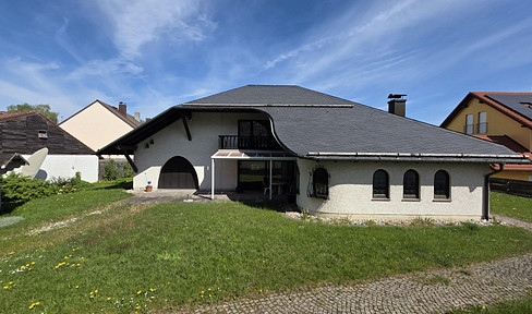 Walmdachvilla +  altbau stark sanierungsbedürftig