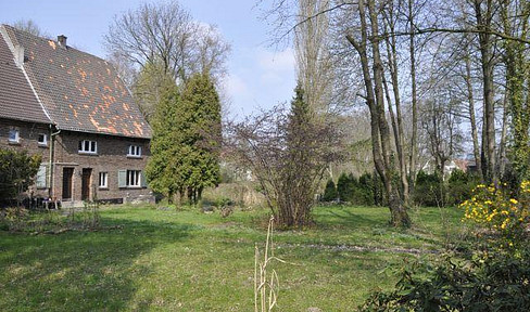 Bauernhaus mit Scheune und großzügigem Grundstück / Baugrundstück