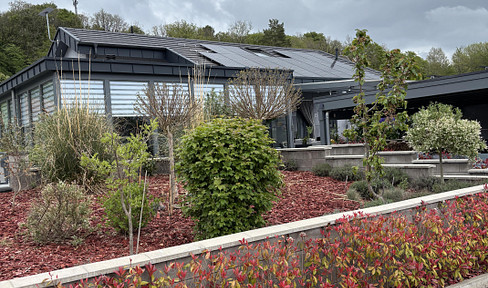 Architektenhaus mit Wintergarten, Doppelgarage, Doppelcarport und 28 kw/p Photovoltaik