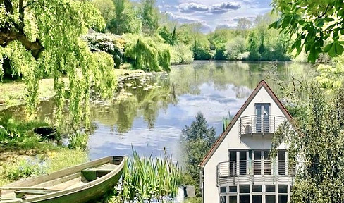 Exclusive property in Bremen, located by the lake – with a large garden and building land.