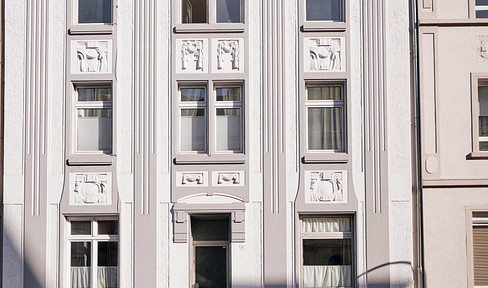Charming 3.5-room apartment in a renovated building with 2 balconies, located in Düsseldorf-Eller – available for rent starting August 1st, 2026.