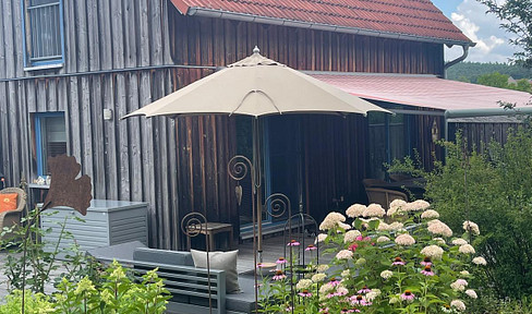 Detached, comfortable house built using a timber frame construction, featuring a large barn and a beautiful garden.